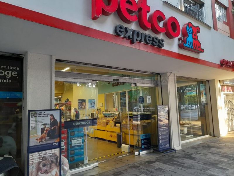 Suiteálann siopa peataí Petco feiste frith-ghoid emeno