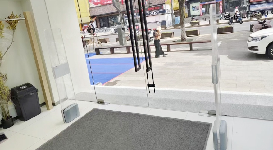 AM&RFID minicíocht dé: Slándáil chliste don tionscal miondíola éadaí.